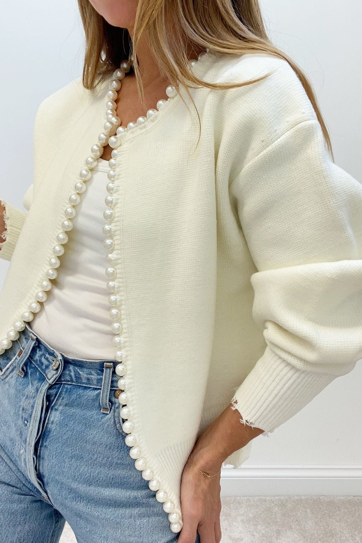 Women's cropped knit cardigan - Elegant and feminine